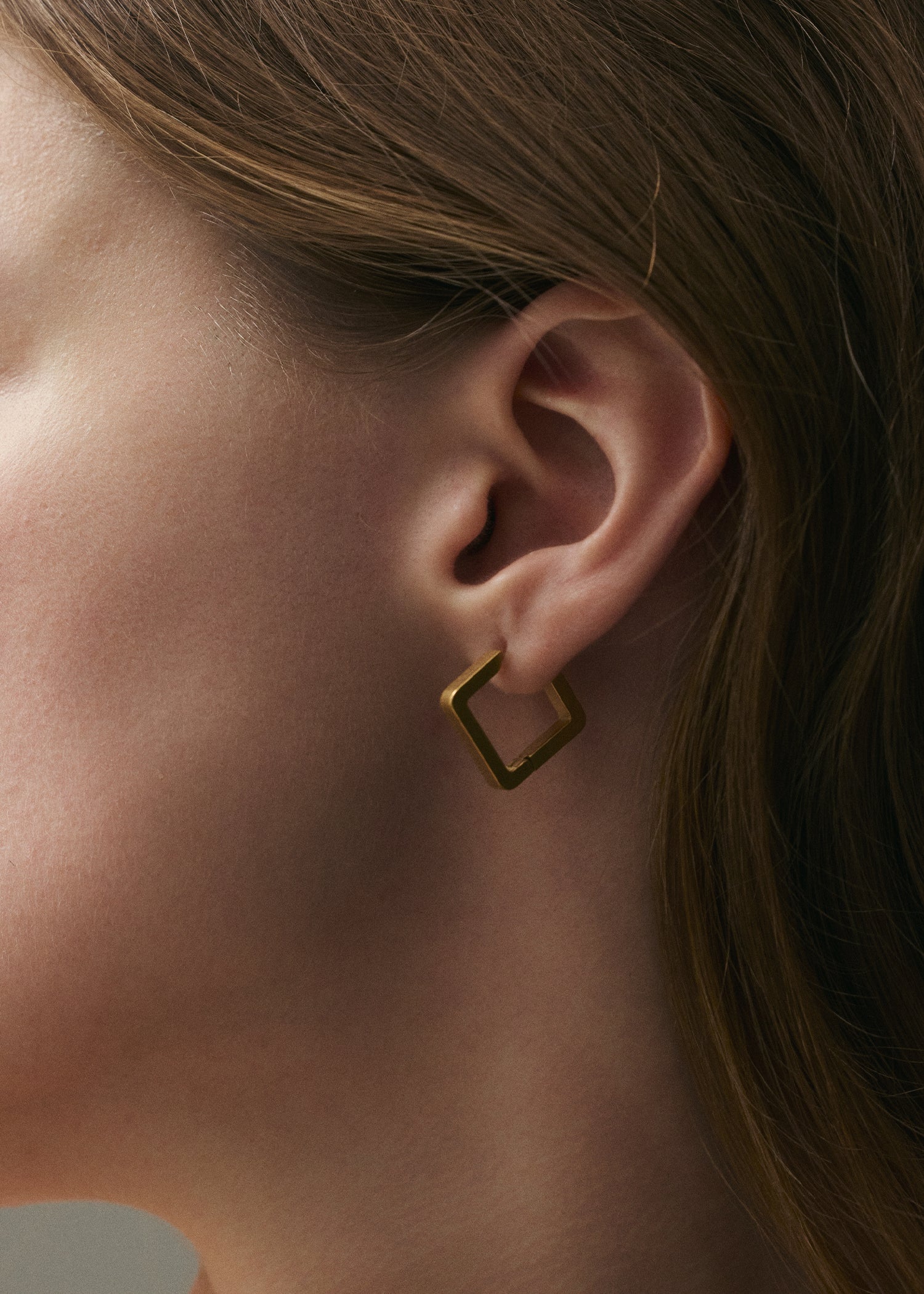 ゴールド]ラッチスクエアピアス – FLOA