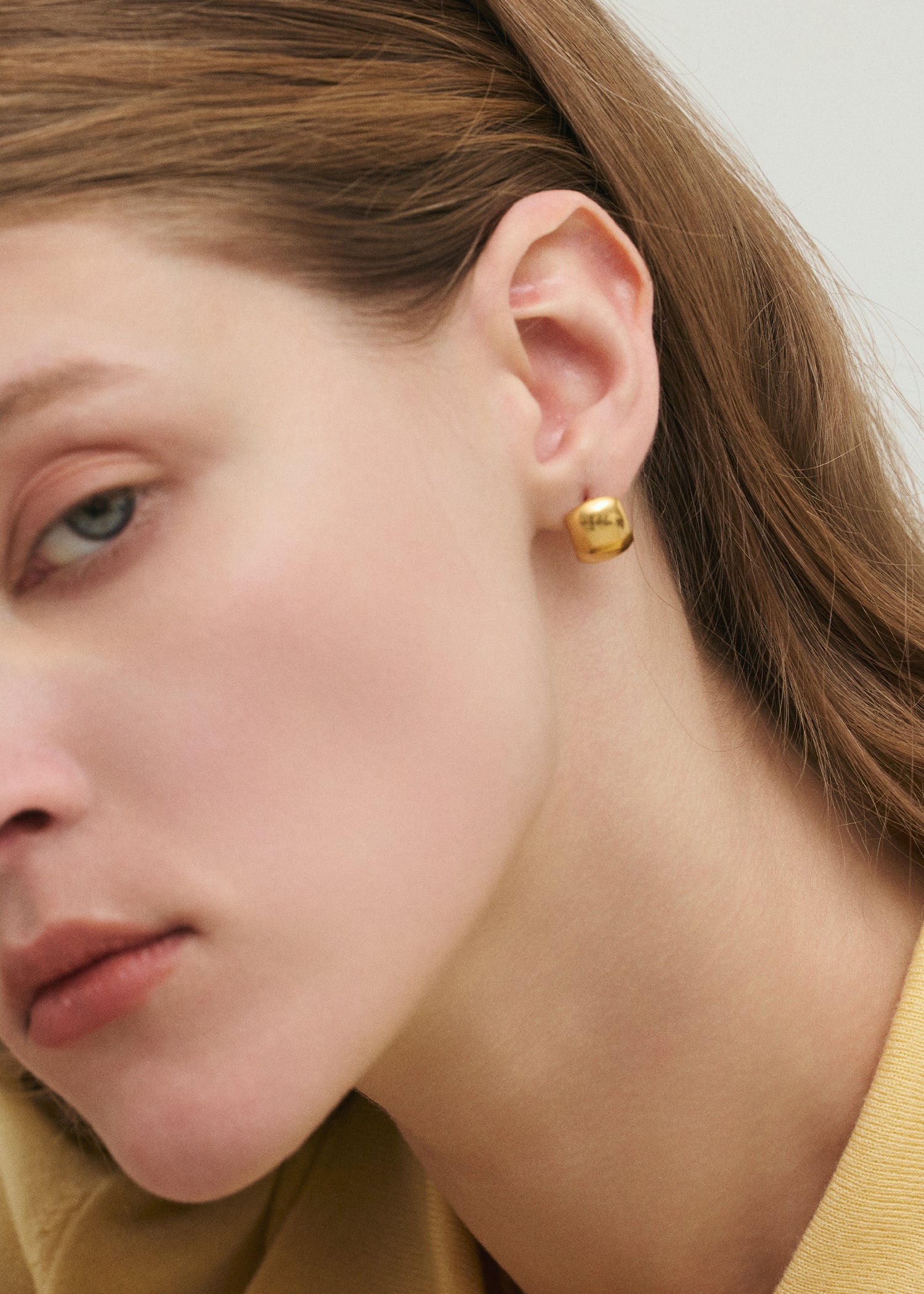 ゴールドピアス ゴールド]カーブビットピアス – FLOA