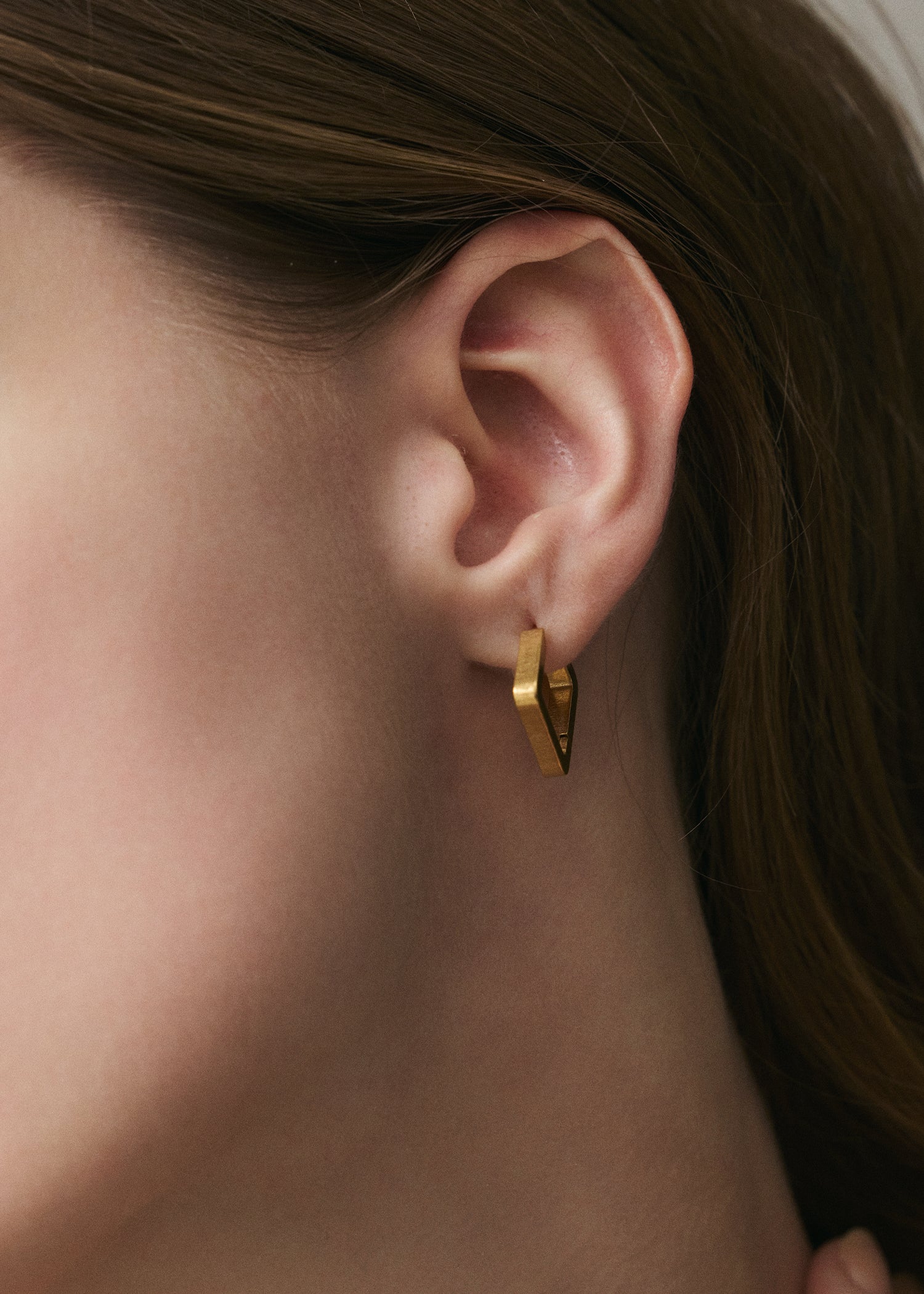 ゴールド]ラッチスクエアピアス – FLOA